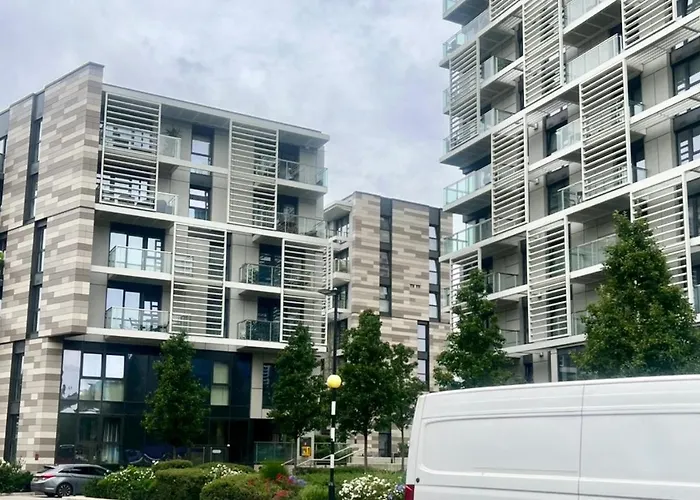 Luxury 2 Bed 2 Bath 1 Min From Station